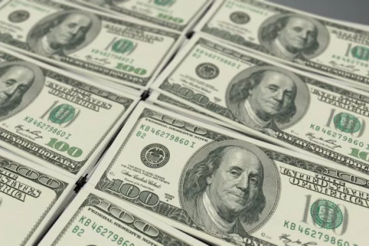 El dólar “turista” bajó luego de dos meses y cerró a $98,88