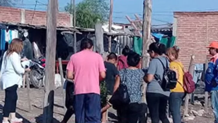 Fue detenida por explotar sexualmente a sus cinco hijos en un juego de cartas Fue detenida por explotar sexualmente a sus cinco hijos en un juego de cartas