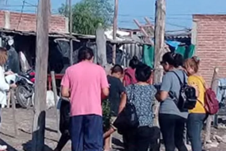 Fue detenida por explotar sexualmente a sus cinco hijos en un juego de cartas