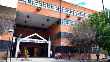 Denunció a su padrastro por abuso sexual y no le creyeron porque era “buena alumna” Denunció a su padrastro por abuso sexual y no le creyeron porque era “buena alumna”