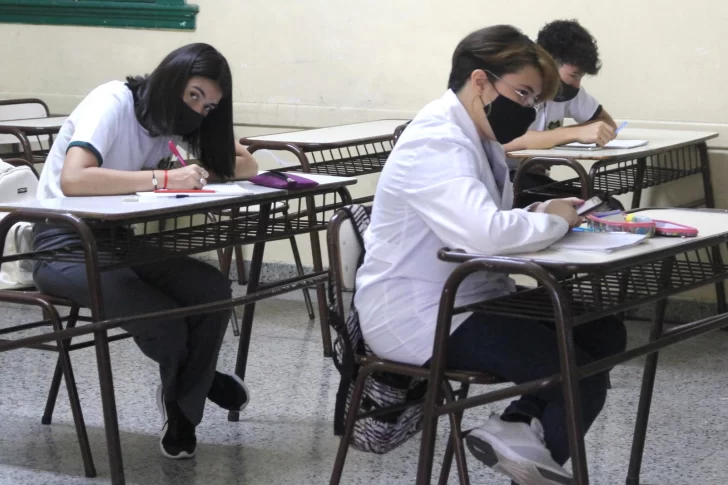 Polémica por facilidades para que alumnos pasen de año con previas: cómo es en San Juan