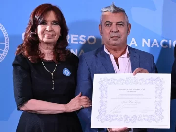 Cristina Kirchner y un sugestivo regalo a Alberto Fernández, que aviva la interna Cristina Kirchner y un sugestivo regalo a Alberto Fernández, que aviva la interna