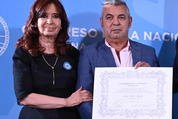 Cristina Kirchner y un sugestivo regalo a Alberto Fernández, que aviva la interna