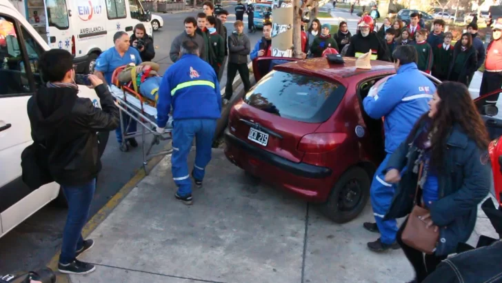 Un auto estrellado, heridos y gritos para explicar qué hacer al toparse con un accidente