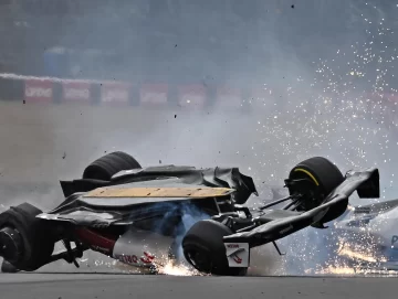 Sainz festeja su primera victoria en Fórmula 1 tras impactante accidente de Zhou Sainz festeja su primera victoria en Fórmula 1 tras impactante accidente de Zhou