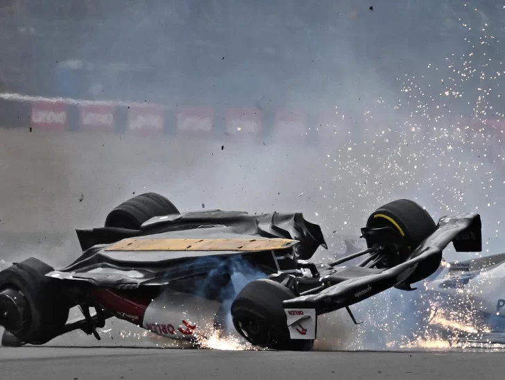 Sainz festeja su primera victoria en Fórmula 1 tras impactante accidente de Zhou Sainz festeja su primera victoria en Fórmula 1 tras impactante accidente de Zhou