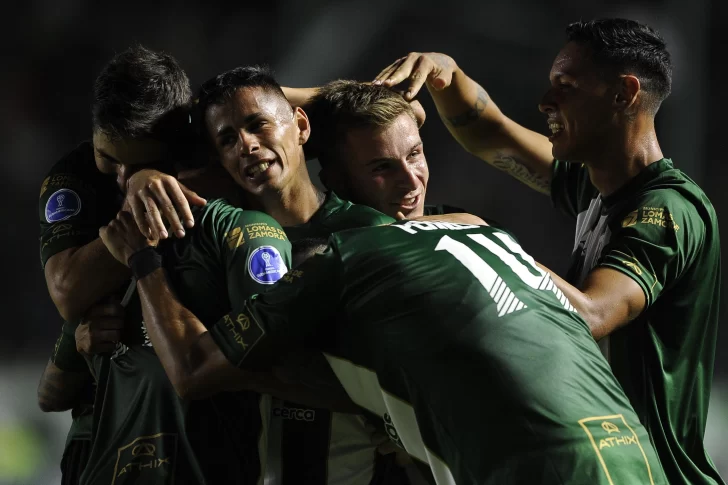 Auspicioso debut de Banfield al superar a Santos de Brasil