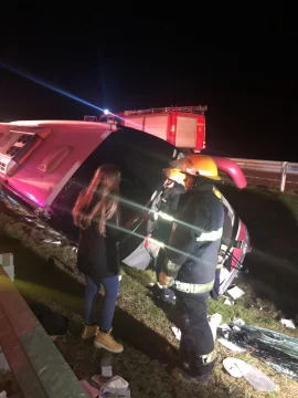 Uruguay: volcó colectivo que llevaba a jóvenes argentinos Uruguay: volcó colectivo que llevaba a jóvenes argentinos