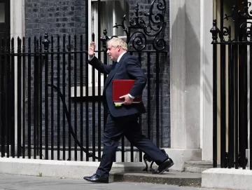 Johnson pelea por mantenerse en el cargo mientras su Gobierno se desmorona