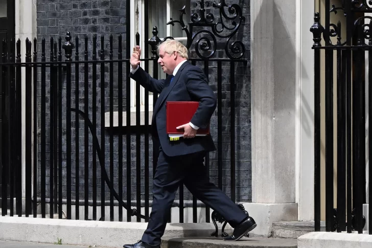 Johnson pelea por mantenerse en el cargo mientras su Gobierno se desmorona