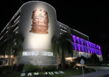 La Legislatura se iluminó de violeta por ‘Ni una menos’ La Legislatura se iluminó de violeta por ‘Ni una menos’