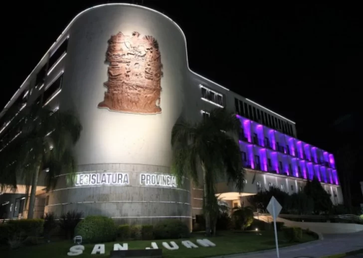 La Legislatura se iluminó de violeta por ‘Ni una menos’ La Legislatura se iluminó de violeta por ‘Ni una menos’