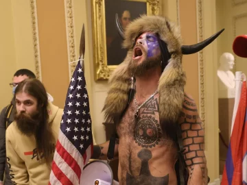 Detuvieron al manifestante que invadió el Capitolio vestido de guerrero sioux Detuvieron al manifestante que invadió el Capitolio vestido de guerrero sioux