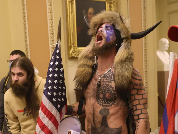 Detuvieron al manifestante que invadió el Capitolio vestido de guerrero sioux Detuvieron al manifestante que invadió el Capitolio vestido de guerrero sioux
