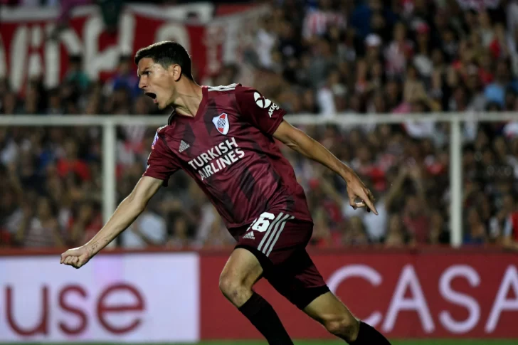 River ganó un partido complicado en Santa Fe y se mantuvo como único puntero