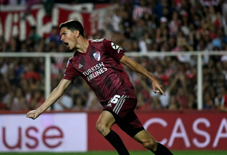 River ganó un partido complicado en Santa Fe y se mantuvo como único puntero