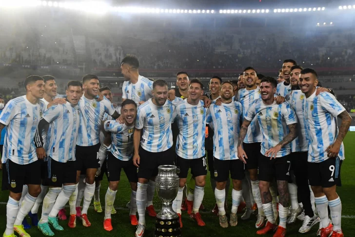 La selección dio la vuelta olímpica postergada por la pandemia ante su gente