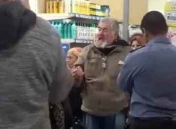 Raúl Castells irrumpió en un supermercado para reclamar comida Raúl Castells irrumpió en un supermercado para reclamar comida