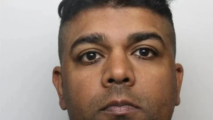 Tenía sexo con gallinas mientras su esposa lo filmaba Tenía sexo con gallinas mientras su esposa lo filmaba