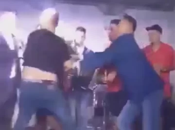 Se subió al escenario para besar a un cantante y su pareja casi lo muele a golpes Se subió al escenario para besar a un cantante y su pareja casi lo muele a golpes