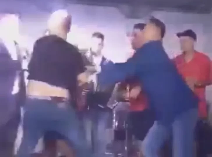Se subió al escenario para besar a un cantante y su pareja casi lo muele a golpes Se subió al escenario para besar a un cantante y su pareja casi lo muele a golpes