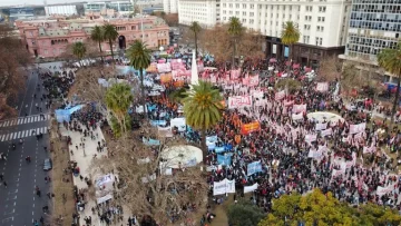 Una multitud realizó un banderazo en el Obelisco y distintas ciudades del país Una multitud realizó un banderazo en el Obelisco y distintas ciudades del país