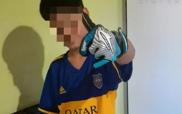 Tiene 10 años y limpió veredas para poder comprarse unos botines Tiene 10 años y limpió veredas para poder comprarse unos botines