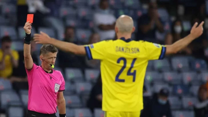 Lo expulsaron por una patada criminal y encima se quejó Lo expulsaron por una patada criminal y encima se quejó