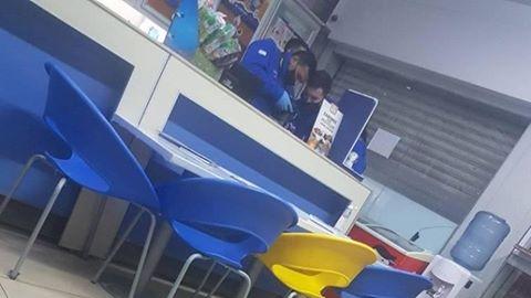 Banda armada asaltó un Grido de Rawson, encerró a dos empleados y robó la recaudación Banda armada asaltó un Grido de Rawson, encerró a dos empleados y robó la recaudación