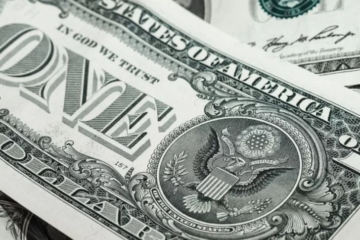 El dólar cayó 24 centavos y es la cotización más baja en 8 meses