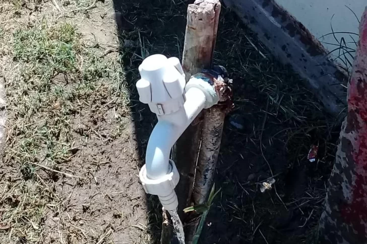 Vecinos de Villa Ampacama reclaman que llevan varios días sin agua