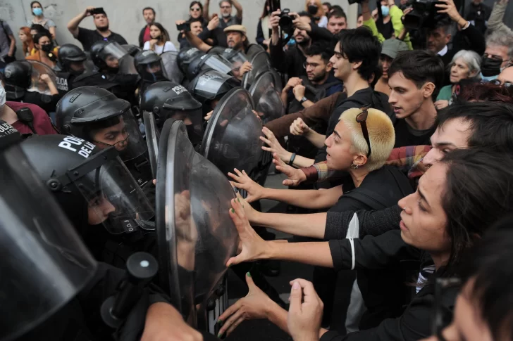 Incidentes en el Incaa durante una manifestación para pedir la renuncia de Luis Puenzo