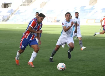 Peñarol goleó a Bolívar ante su gente y aseguró la permanencia