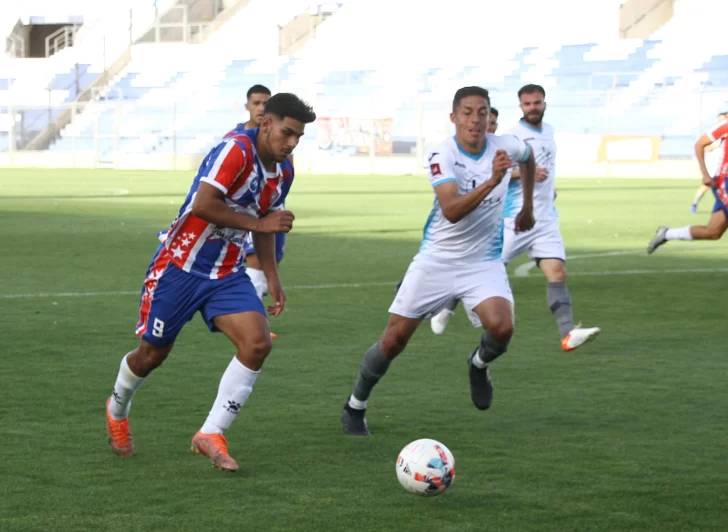 Peñarol goleó a Bolívar ante su gente y aseguró la permanencia