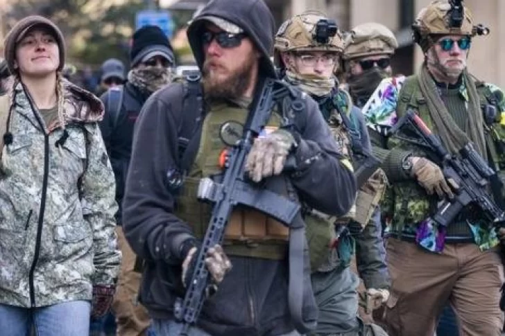 Grupos contrarios a leyes de control de armas marcharon hacia el Capitolio en Virginia