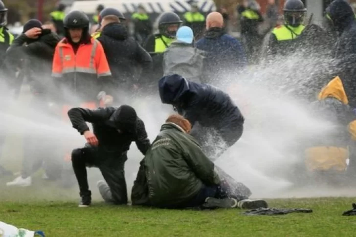 Policía de Ámsterdam usa cañones de agua para dispersar una protesta contra las restricciones del Covid