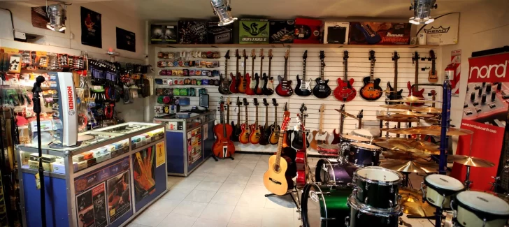 Robaron cinco guitarras valuadas en más de $300.000 de un local céntrico Robaron cinco guitarras valuadas en más de $300.000 de un local céntrico