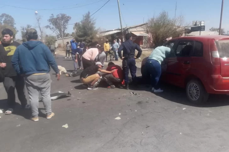 Dos menores chocaron contra un automovilista y se les incendió la moto: los 3 al hospital