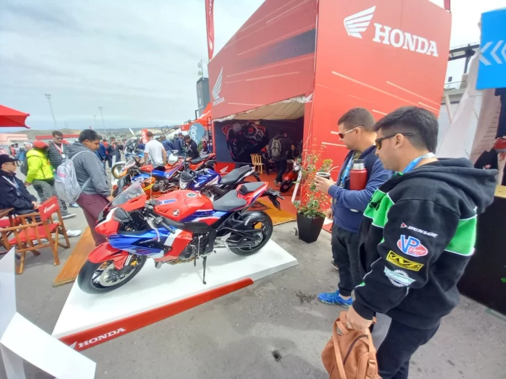 El color del Superbike en la nublada mañana del sábado de clasificación El color del Superbike en la nublada mañana del sábado de clasificación