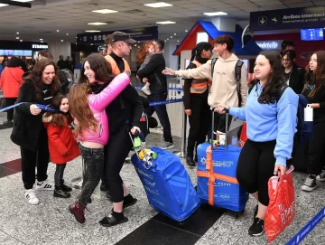 Regresaron a la Argentina 54 de los 200 alumnos secundarios varados en Israel Regresaron a la Argentina 54 de los 200 alumnos secundarios varados en Israel