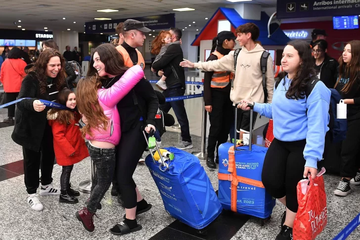 Regresaron a la Argentina 54 de los 200 alumnos secundarios varados en Israel