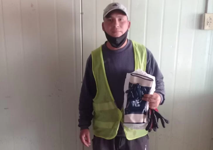 Un recolector de basura encontró un celular en una bolsa y lo devolvió Un recolector de basura encontró un celular en una bolsa y lo devolvió