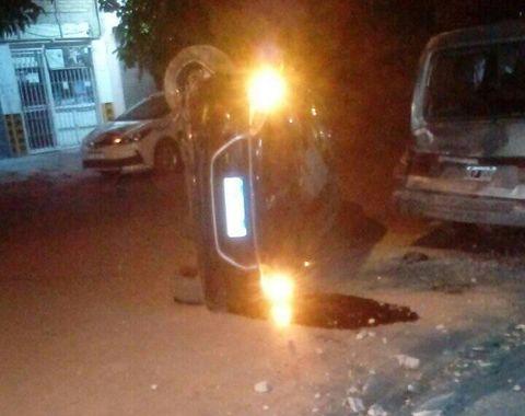 Un conductor se quedó dormido al volante, chocó y volcó Un conductor se quedó dormido al volante, chocó y volcó