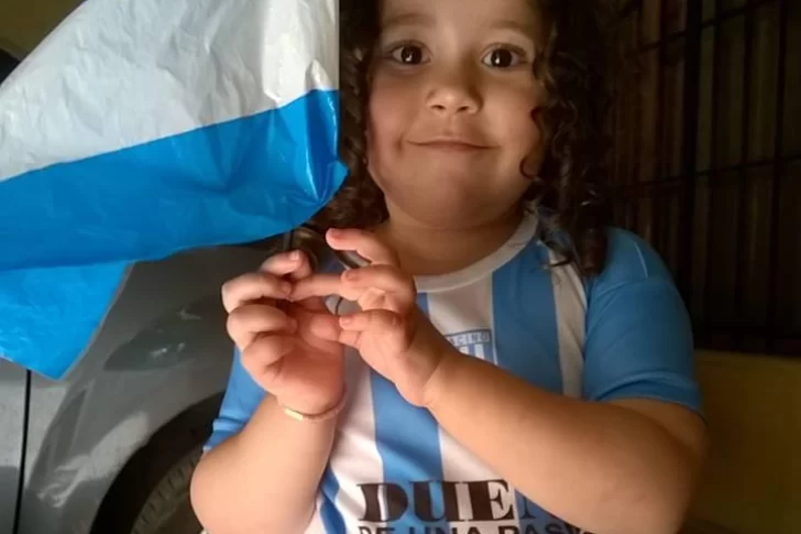 Una nena heredó de su papá el amor por Racing y Beccacece la sorprendió en su cumple