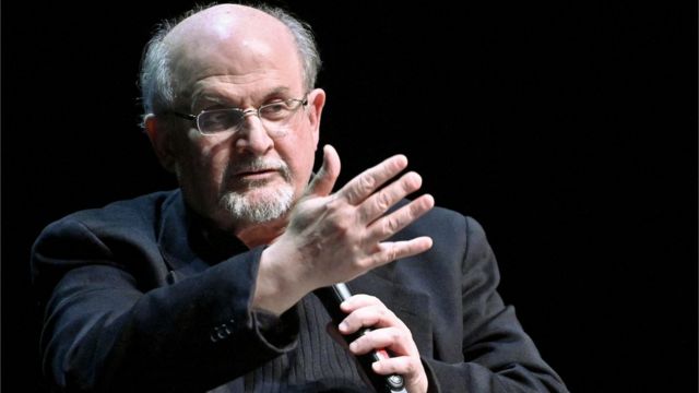 Ataque a Rushdie: está con respirador, el hígado afectado y puede perder un ojo Ataque a Rushdie: está con respirador, el hígado afectado y puede perder un ojo