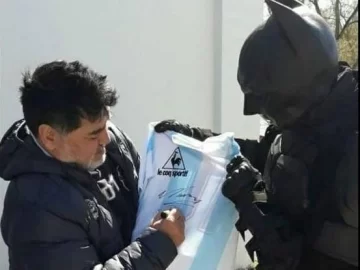 Subasta una camiseta firmada por Diego para ayudar al hospital de Niños Subasta una camiseta firmada por Diego para ayudar al hospital de Niños