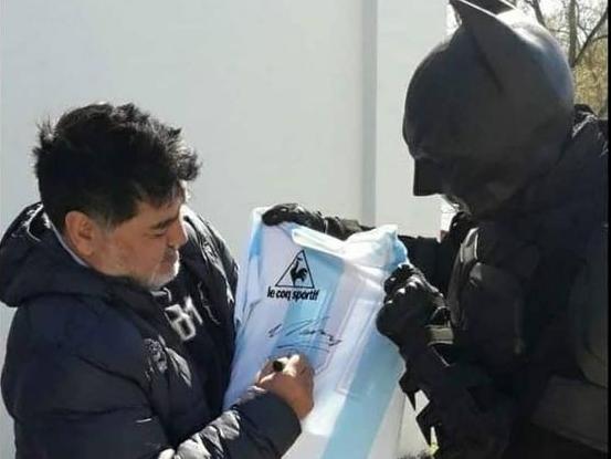 Subasta una camiseta firmada por Diego para ayudar al hospital de Niños Subasta una camiseta firmada por Diego para ayudar al hospital de Niños