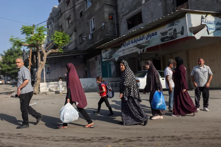 Israel ordena evacuación de civiles del norte de la Franja de Gaza y miles huyen de la zona