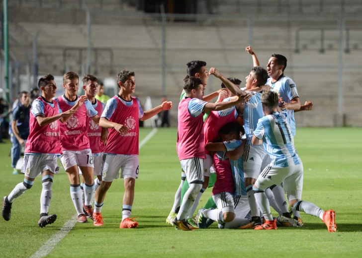 Los pibes argentinos terminaron primeros tras golear a Paraguay en el Bicentenario Los pibes argentinos terminaron primeros tras golear a Paraguay en el Bicentenario