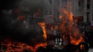 Congreso: violenta manifestación contra el acuerdo con el FMI Congreso: violenta manifestación contra el acuerdo con el FMI